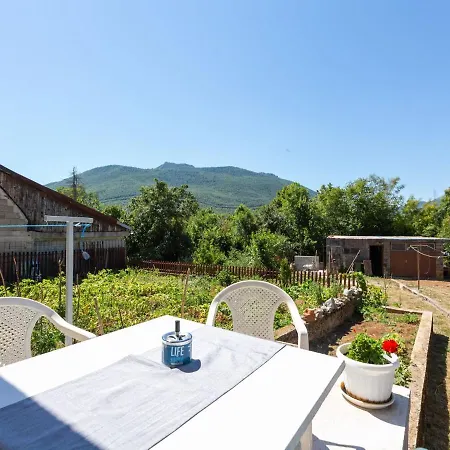 Complacent In With A Mountain View Apartment Gracac (Zadar)